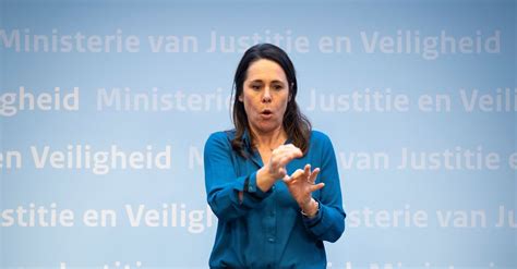 De huidige situatie brengt grote uitdagingen met zich mee en de klantenservice is drukker dan ooit tevoren. Zij liet Nederland zien hoe 'hamsteren' er écht uitziet - NRC