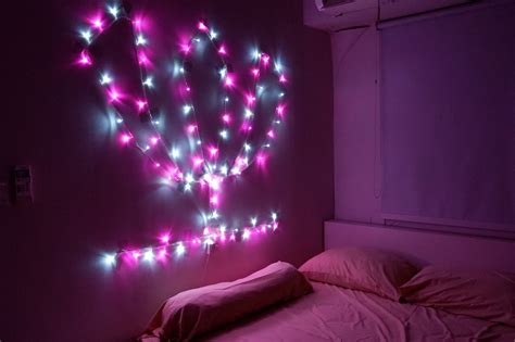 Buat lampu tumblr menjadi dekorasi yang menarik perhatian di kamarmu, dengan cara memasang lampu tumblr sebagai focal point ruangan. Lampu Tumblr Putih Pink - LAMPURABI