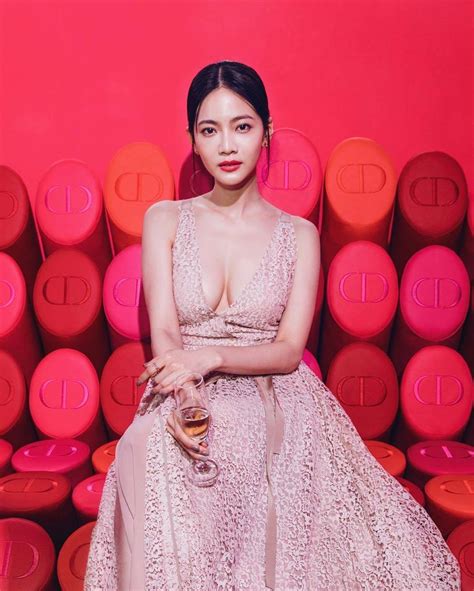 Born 17 november 1988) is a taiwanese actress, singer and television host. 曾之喬「超深U禮服」開到肚臍上!東西半球蹦出 網友噴鼻血：這陰影!!