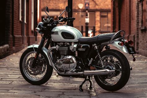 The triumph bonneville t120 seeks some inspiration from the bonneville of 1959, and while the overall design looks very much old school, it has got many new age bits like led lighting. 2019 Triumph Bonneville T120 Diamond Edition (6 Fast Facts)