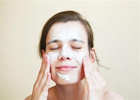 Facial Massage How To Do It At Home Stackumbrella