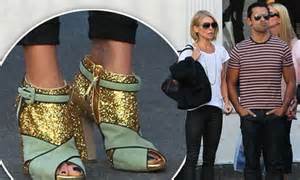Now Thats Some Fancy Footwork Kelly Ripa Shows Off Her Lavish Peep