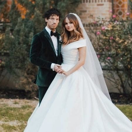 Debby Ryan revela que se casou com Josh Dun em cerimônia secreta 21