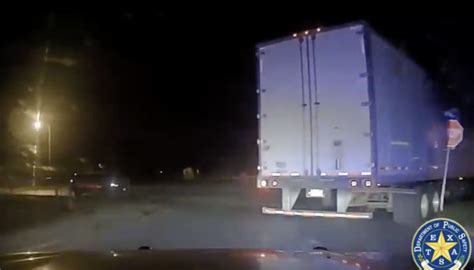 Video Texas Police Chase Stolen Semi With 18 People Plus Driver Crammed In The Cab