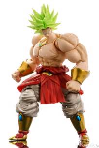 Black's hair takes on a pastel pink color with faint white highlights, with his eyebrows matching the color of his hair, and his eyes change to light gray. Bandai S.H. Figuarts - Dragon Ball Z - Broly SDCC 2016 - Página 2