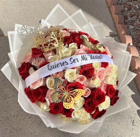 B006 Personalized 100 Roses Bouquet Decorated With A Crown And Gold