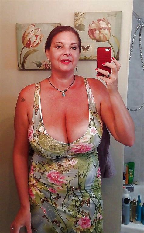 Pin By Gee Whizz On Hot Sexy Older Women Sexy Mom Voluptuous Women