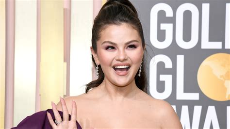 How Selena Gomez S Nail Artist Created Her Crystal Covered Golden