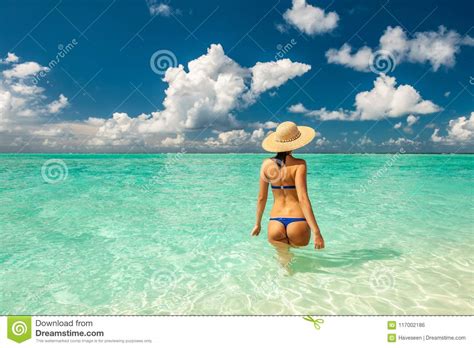 Mujer En Bikini En La Playa En Maldivas Foto De Archivo Imagen De Bikini Muchacha