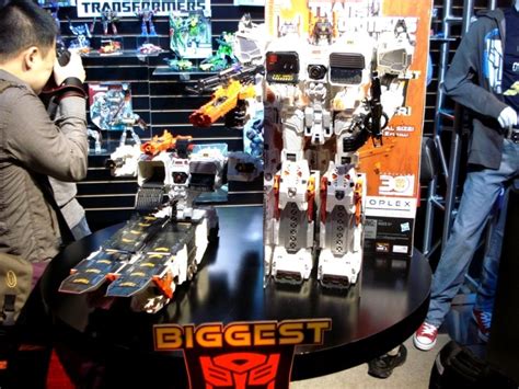 Toy Fair 2013 Metroplex The Biggest Transformer Ever Made The Fwoosh