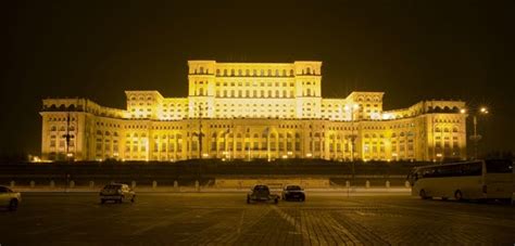 Le bâtiment du palais est situé dans la partie centrale de bucarest (dans le secteur 5). LA ROUMANIE: Le Parlement, Bucarest.