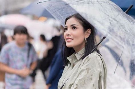 Dalam kehidupan pribadinya, nindy pernah menjalin kisah dengan qibil the changcuters, tapi tak bertahan lama. Suami Ditangkap Polisi karena Narkoba, Nindy Ayunda ...