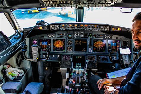 Boeing 737 800 Ryanair Cockpit Stefan Machita Flickr