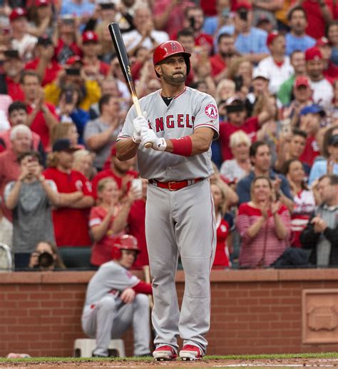 Cards Fans Salute Angels Star Pujols In Return To St Louis