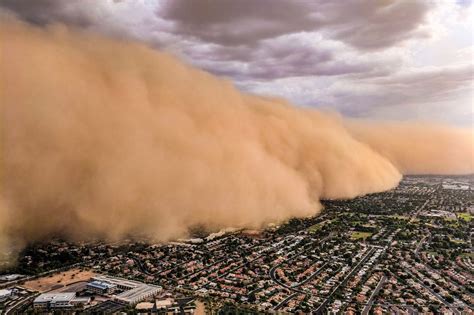 Potężna burza piaskowa na zdjęciach ze śmigłowca