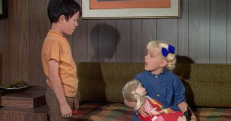 can you spot the one thing wrong in these scenes from the brady bunch catchy comedy