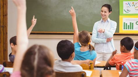 Maestra Dando Clase En Escuela Primaria El Adarve