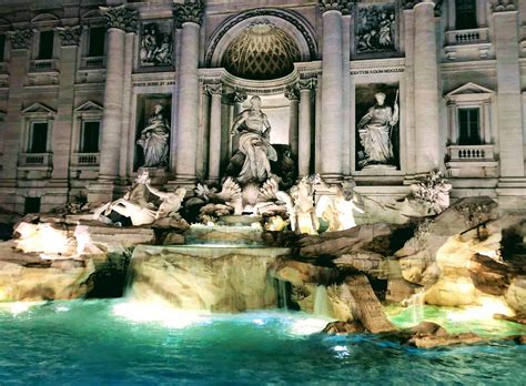 The Trevi Fountain at night : pics