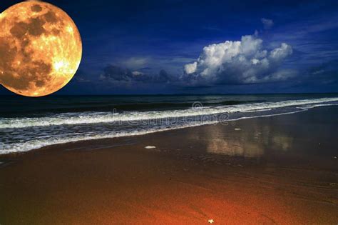 Grande Luna Gialla Piena Nel Cielo Blu Scuro Nuvoloso Sul Mare Oceano