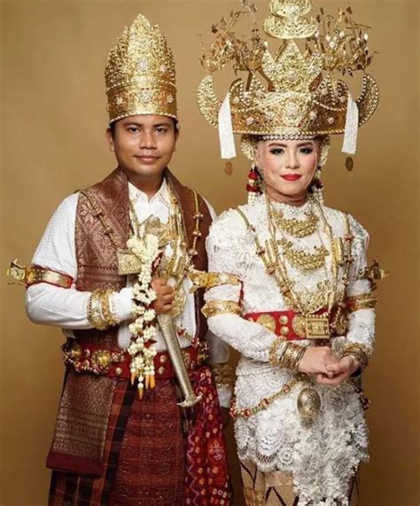Mengenal Pakaian Adat Lampung Pinhome