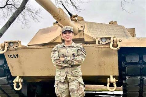 First Active Duty Woman Earns Master Gunner Badge For Armys Abrams