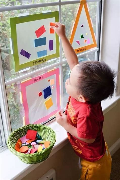 A criança joga o dado e segue a trilha pisando somente na figura sorteada. Projeto Formas Geométricas - Educação Infantil e fundamental