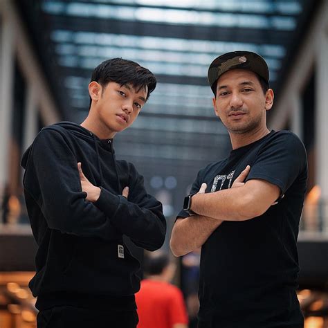 Mungkin kau tak pernah sedar bukalah mata dan dengar dengarkan laguku ku cuba untuk lepaskan luahan hati ini ku disakiti namun jua kau sedar kau tersakiti. Lirik lagu Berserah - Zizan Razak feat Ismail Izzani ...