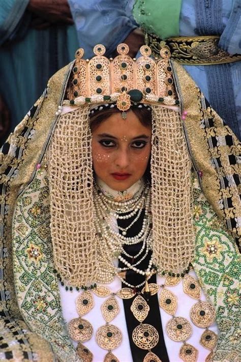 Moroccan weddings are elaborate affairs celebrating one of the major passages of life. Moroccan Teenage Girls in Traditional Dress | Storia della ...