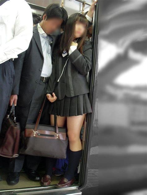 【悲報】東京の女子高生さん、満員電車でもみくちゃにされてしまう… ネット「しんどそうで草 」 画族