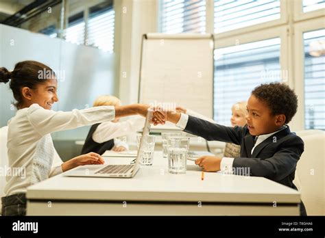 Los Niños Como Empresarios Saludarse Con Un Apretón De Manos Antes De