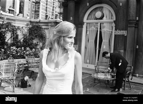 Ursula Andress Schweizer Schauspielerin Foto Call Für 1965 Film She