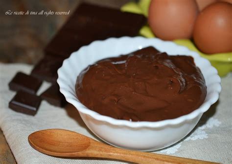 La crema al cioccolato si realizza con pochi ingredienti e senza uova. Crema pasticcera al cioccolato