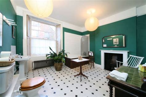 The crisp white of the snow accents the natural colors outside and the restrained colors inside too. 13 Fresh Ways to Bring Green into your Décor