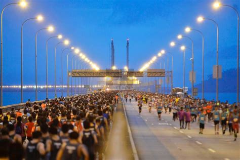 So here's to the gym enthusiast, passionate runners, and whoever that loves to run or would. Runners Queued 2 Hours To Received The PBIM Medal After ...