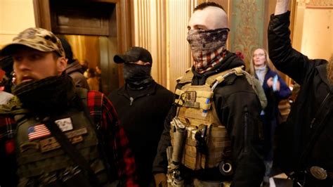 Há 14 polícias feridos, dois em estado grave. Trump defende manifestantes que tentaram entrar armados e à força em assembleia do Michigan ...