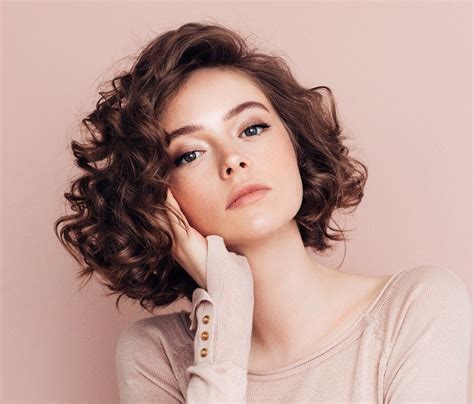 35 Stately Short Layered Bob Hairstyles To Try In 2022 Short Curly