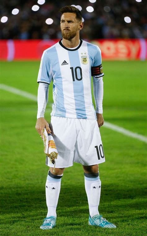 El argentino y antonela disfrutan de la noche en el famoso resto el argentino sigue disfrutando de sus vacaciones en la popular isla junto a las familia de luis suárez. football is my aesthetic | Fotos de messi, Futbol messi ...