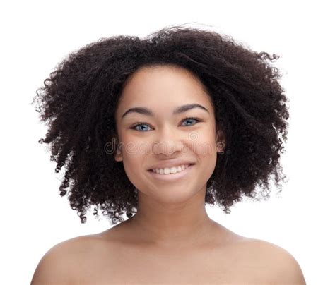 portrait d un jeune bel adolescent africain de sourire d isolement sur le fond blanc image