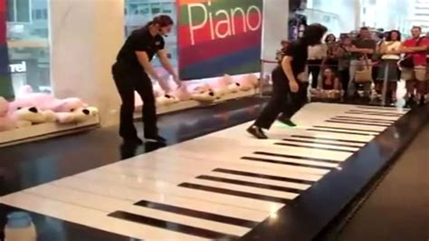 Fao Schwarz Employees Entertain Guests On Giant Floor Piano Abc7 San
