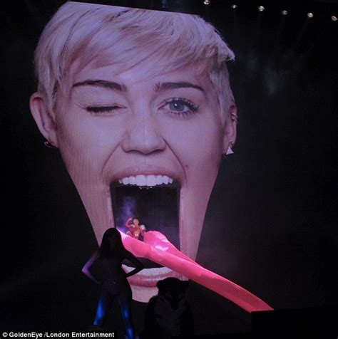 Retro Bikini Miley Cyrus Shows Off‭ “‬bikini‭ ‬body On Stage In Milwaukee‭ ‬wisconsin