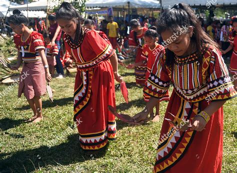 Filipino Teens Indigenous Manobo Tribe Perform Redaktionelles Stockfoto
