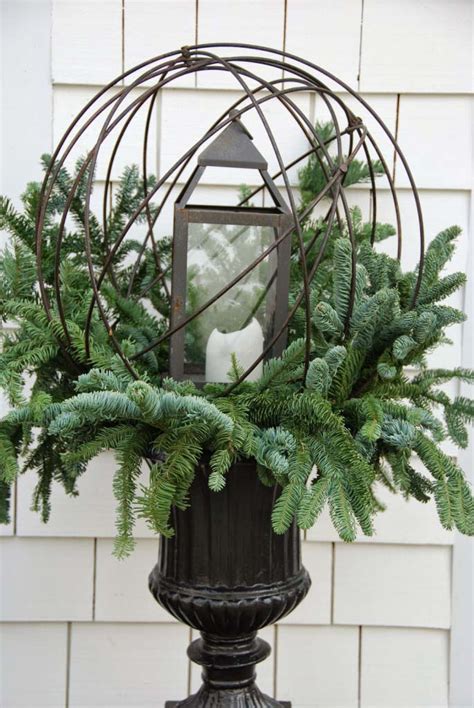 20 Fantastic Ways To Decorate With Urns For Christmas