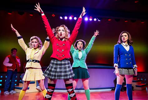 It is heathers the musical based off the movie. El musical "Heathers: The Musical" se presenta en el ...