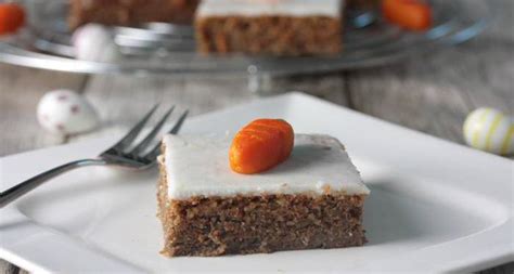Add carrots, almonds, lemon juice and small pieces of lemon skin, mix well. Low Carb Rübli Kuchen und Marzipan Deko | STORFINE