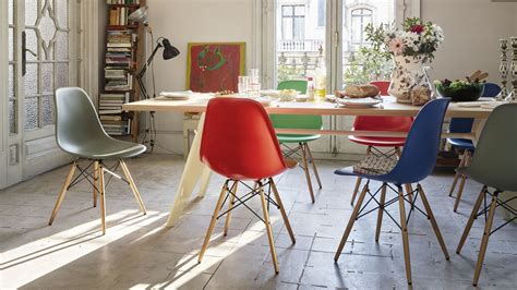 The eames chair is a design classic made by charles and ray eames. Vitra | Eames Plastic Side Chair DSW