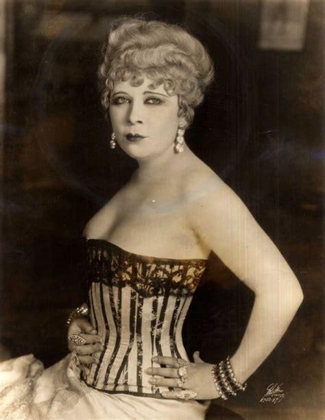 The Original Hollywood Sex Symbol 45 Glamorous Photos Of Mae West In