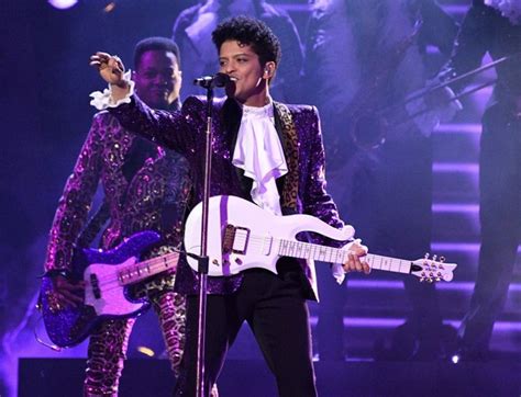Following beyoncé's epic, dreamlike performance at the grammys on sunday night must have been daunting, but luckily bruno mars was up to the task. Vídeo del tributo de Bruno Mars a Prince en los Grammy