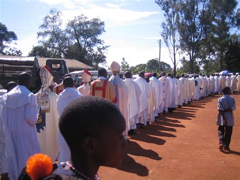 Kadiri ya mapokeo tangu mwaka 1953 kwa mara ya kwanza papa pio xii alikwenda kuweka shada la maua kwenye sanamu ya bikira maria mkingiwa dhambi ya asili iliyoko kwenye uwanja wa spagna, roma. HIJA KWA BIKIRA MARIA NYAKIJOGA:Lurdi ya Bukoba yafanyika ...