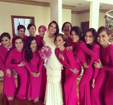 Untuk model seragam olahraga dapat dengan model polos maupun variasi pada potongan bahan di bagian badan atau tangan. 15 Idea Warna Baju untuk Bridesmaid | Gaun pengiring pengantin, Pengiring pengantin, Gaun ...
