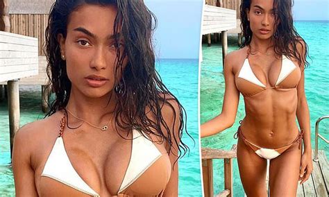 Victoria S Secret Model Kelly Gale Causes A Stir With Optical Illusion